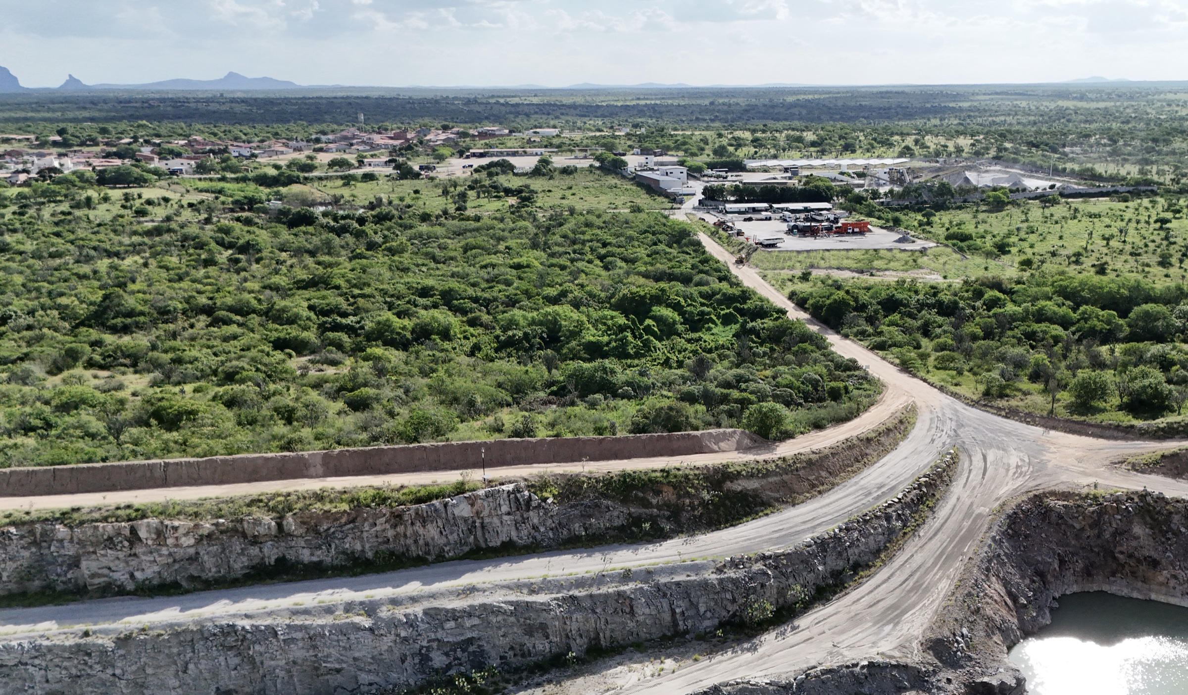 Vista aérea da jazida, da unidade industrial e da vegetação do entorno da Britagem Universo