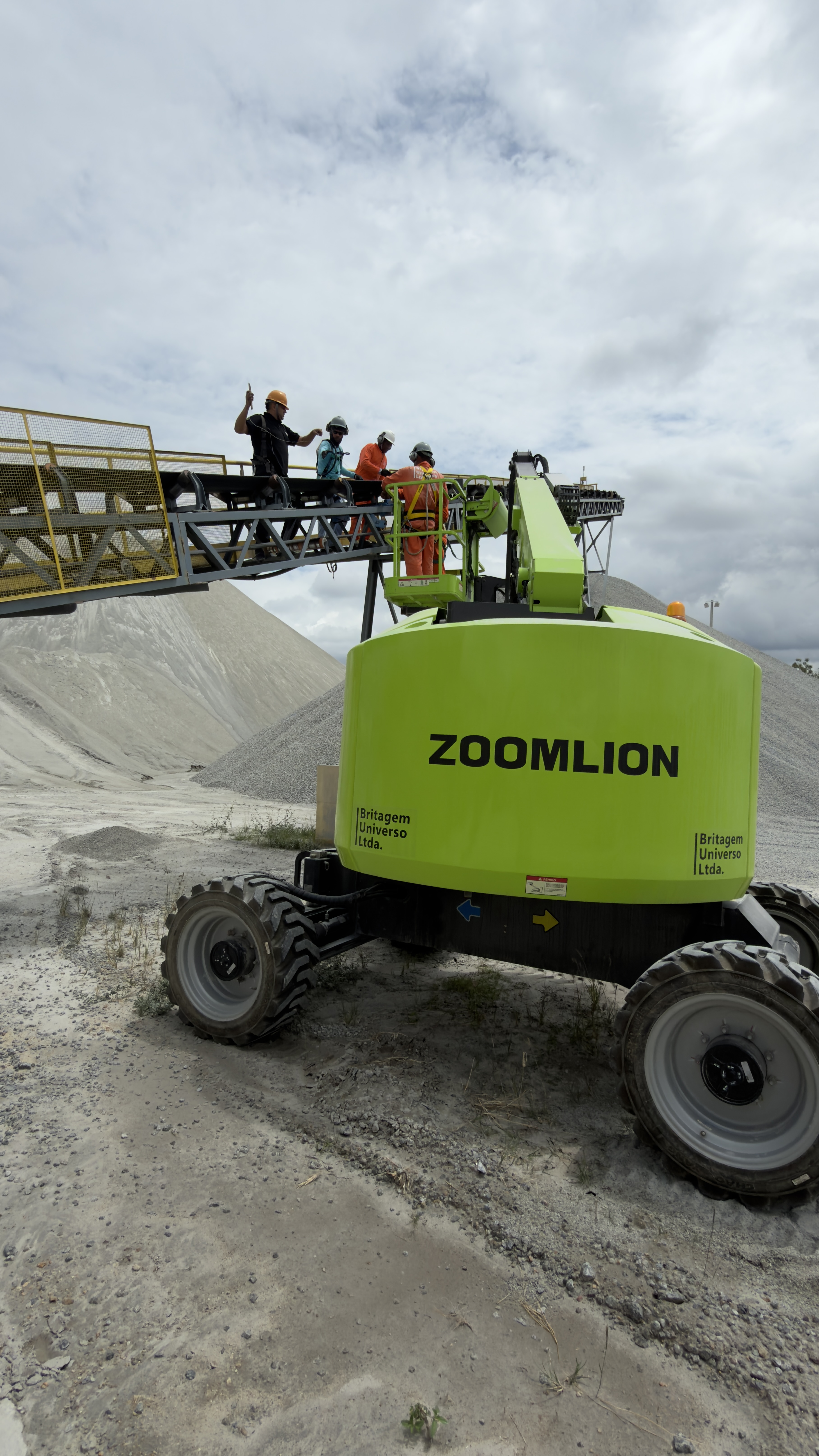 Equipe de manutenção trabalhando em plataforma protegida e utilizando equipamentos de proteção