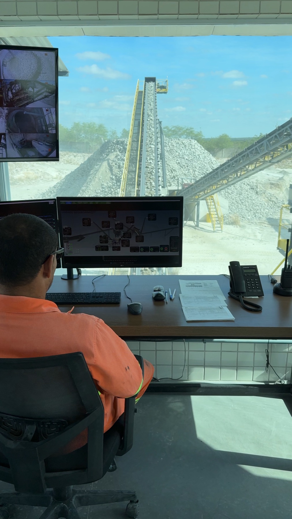 Profissional acompanhando o processo por sistemas de automação e monitoramento